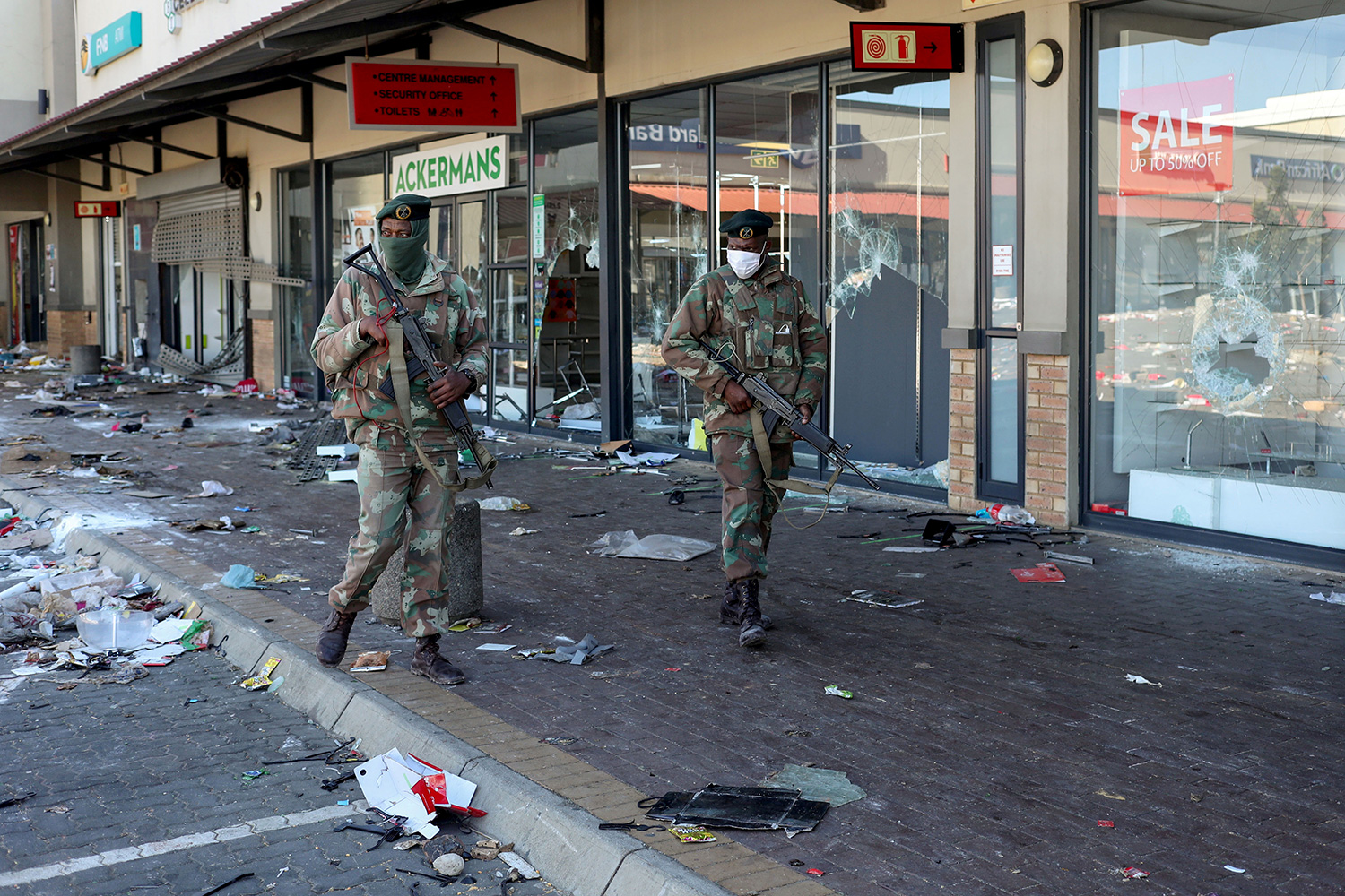 दक्षिण अफ्रिकामा हिंसात्मक प्रदर्शनमा मृत्यु हुनेको संख्या ७२ पुग्यो
