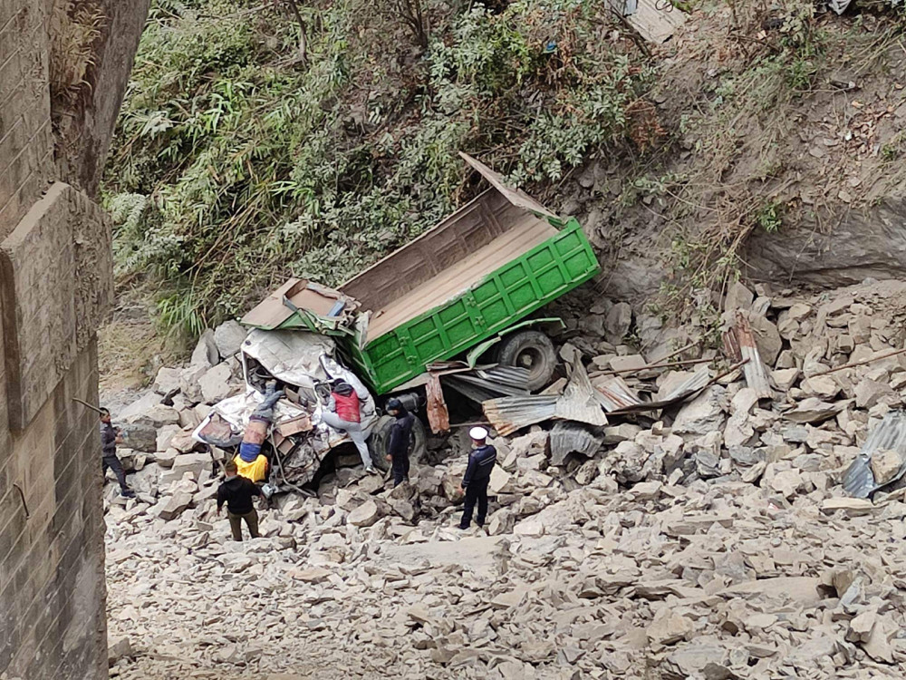 नारायणगढ–मुग्लिन सडकखण्डको ३ नम्बर पुलबाट ट्रक खस्दा एकको मृत्यु